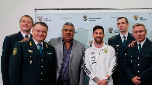tapia-junto-a-messi-en-el-arribo-a-rusia-foto-afa-UX4C7AZNNNFWTONA6Q3VYWFUIU