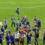 Video: el momento justo que los hinchas argentinos tiran la bandera de Malvinas en una botella a la selección