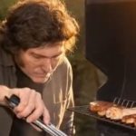 La psicosis presidencial no sólo es por la papas fritas, sino  por el churrasco demasiado cocido: Milei creería que los iraníes quieren matar a sus perros.